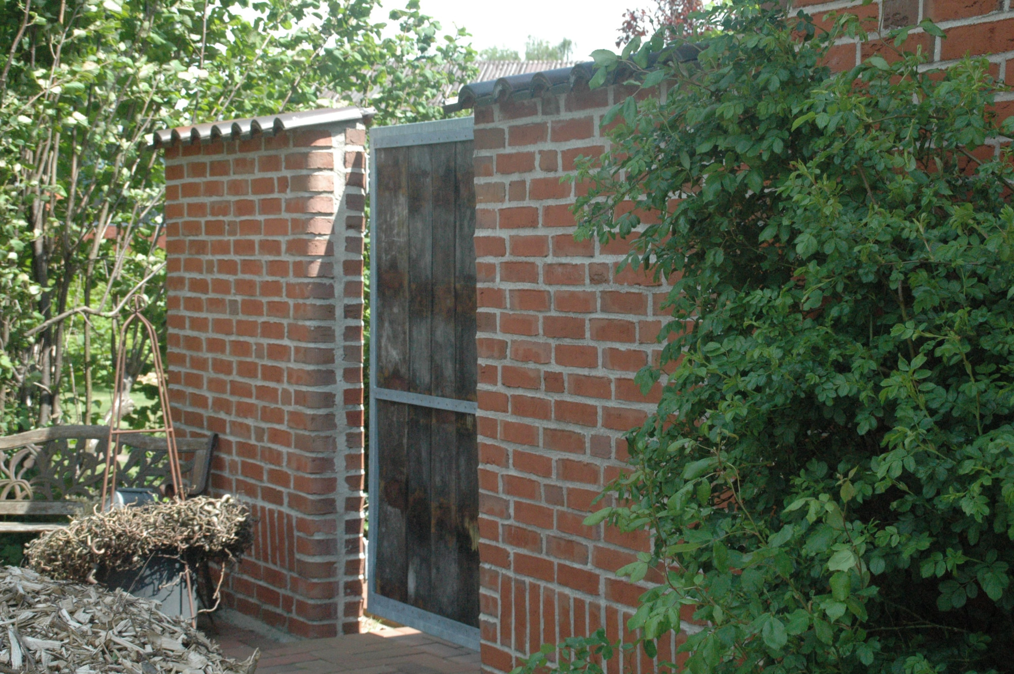 Mauerwerk und Toranlage